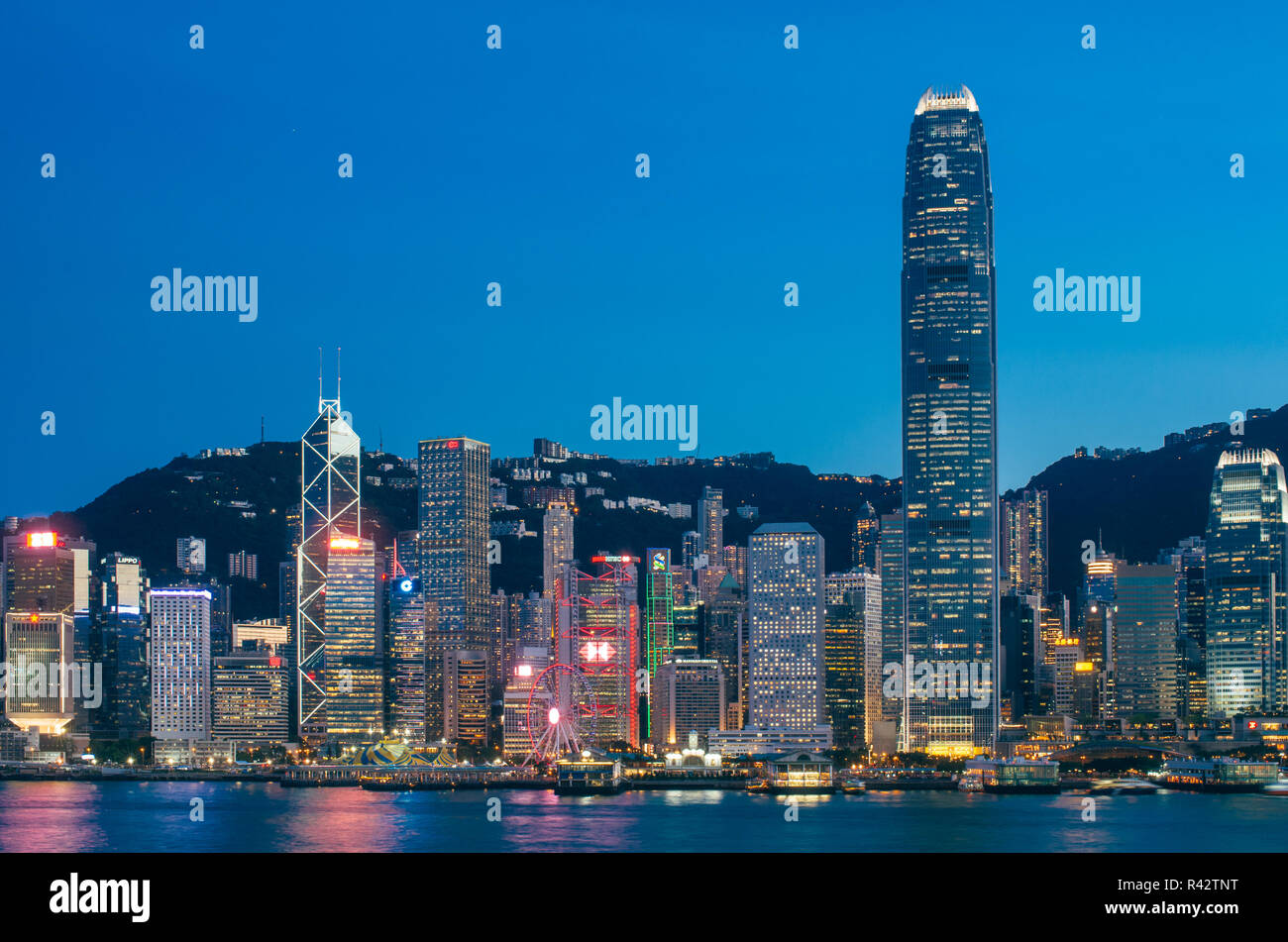 Hong Kong Victoria Harbour skyline notturno. Foto Stock