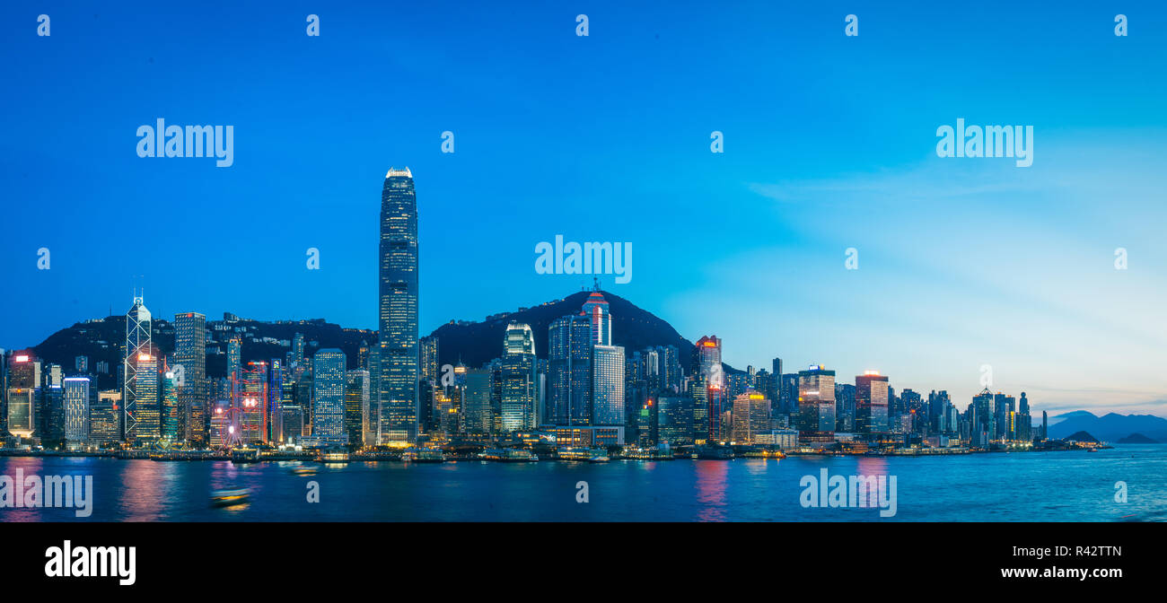 Hong Kong Victoria Harbour skyline notturno. Foto Stock