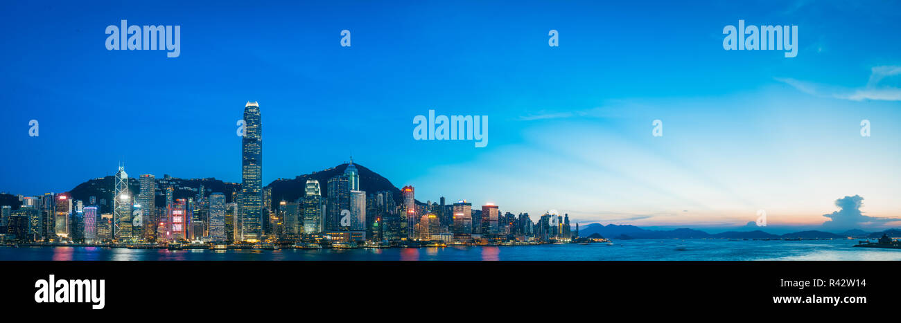 Hong Kong Victoria Harbour skyline notturno. Foto Stock