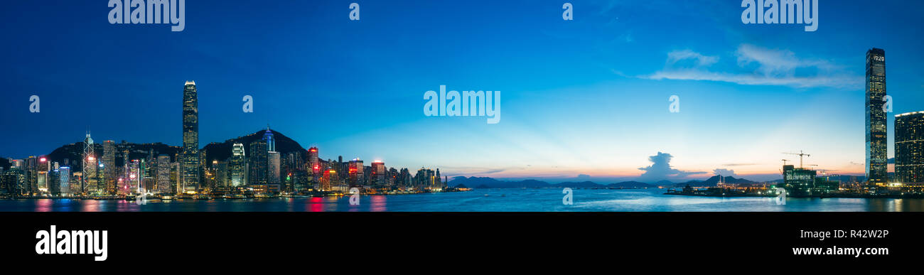 Hong Kong Victoria Harbour skyline notturno. Foto Stock