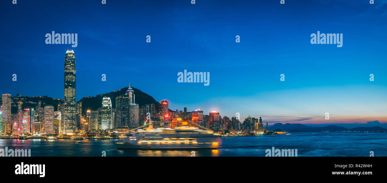 Skyline di Hong Kong di notte del porto di Victoria Foto Stock