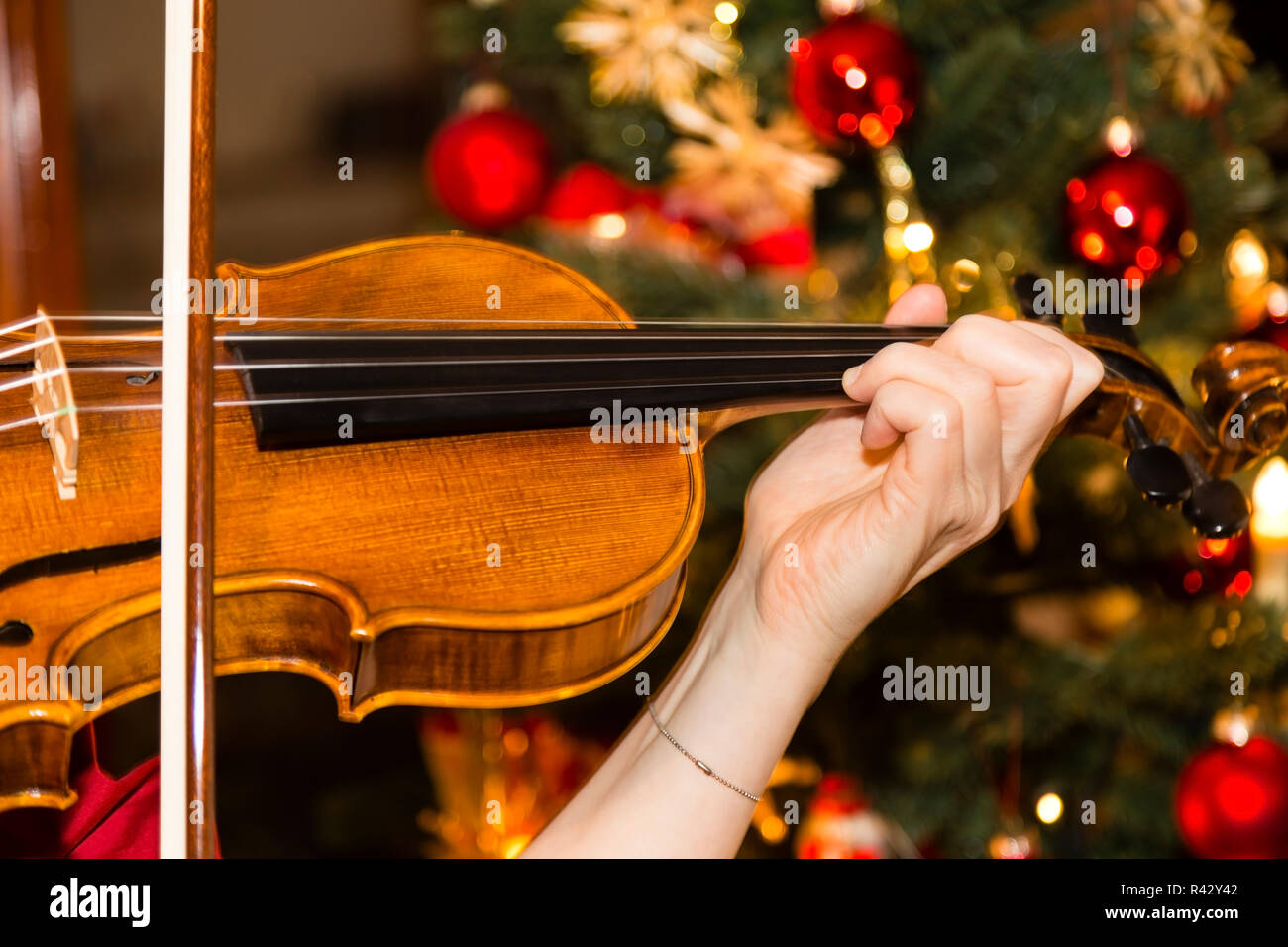 Il violino con albero di natale Foto Stock