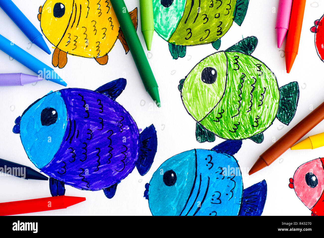 Pesci multicolore. Bambino del disegno a mano con le matite colorate. Foto Stock