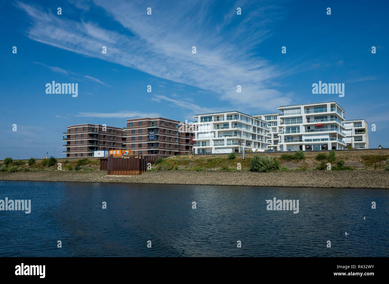 Weser Fluß, Brema. Deutschland. Germania. Una vista da un tour guidato del fiume Weser. Si tratta di un bel pomeriggio di sole con bellissimi cieli blu e molto poco cloud. Foto Stock