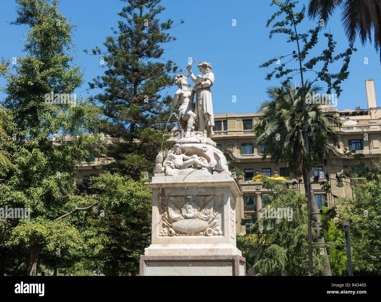 SANTIAGO DE Cile, Cile - 26 gennaio 2018: Monumento alla Libertà Americana, scultura in marmo si trova nel centro di Plaza de Armas in Santiag Foto Stock
