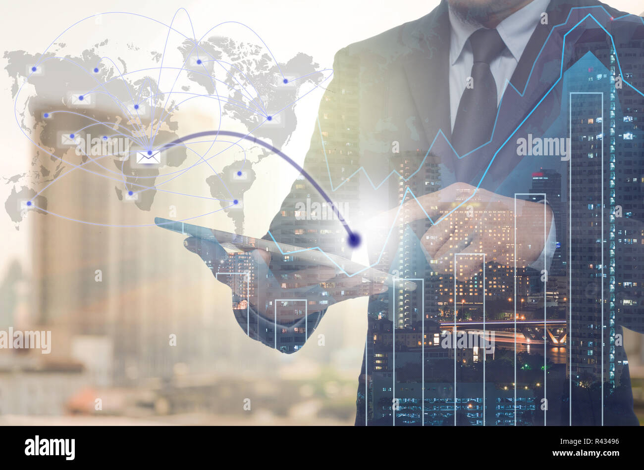 La doppia esposizione di imprenditore utilizzando tablet per inviare il messaggio di posta elettronica con il paesaggio urbano e grafico finanziario su edificio sfocata sullo sfondo,Business negoziazione c Foto Stock
