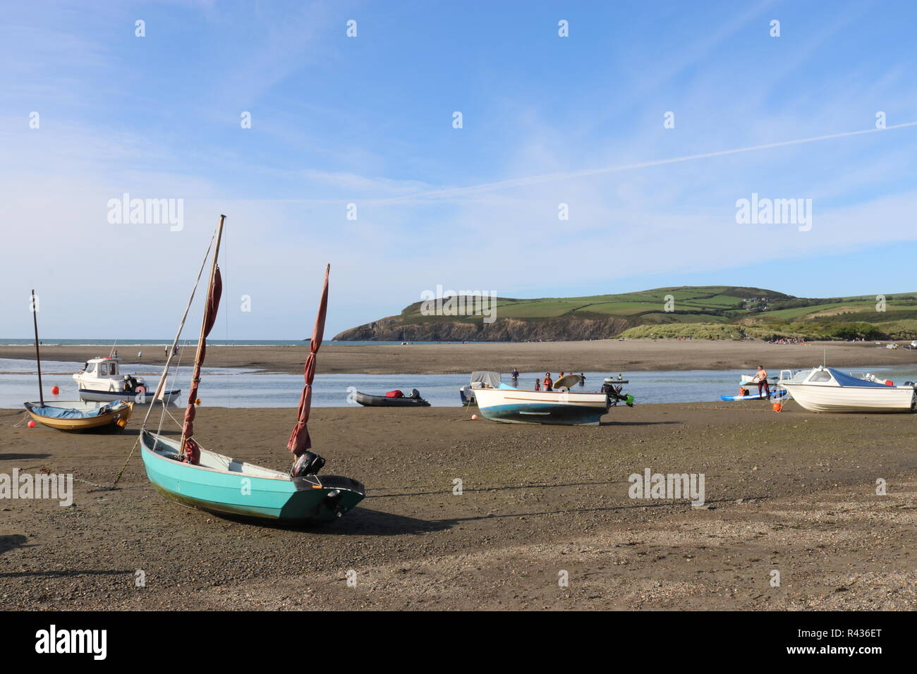 Barche sulla spiaggia con la marea - Newport Pembrokeshire, Galles Foto Stock