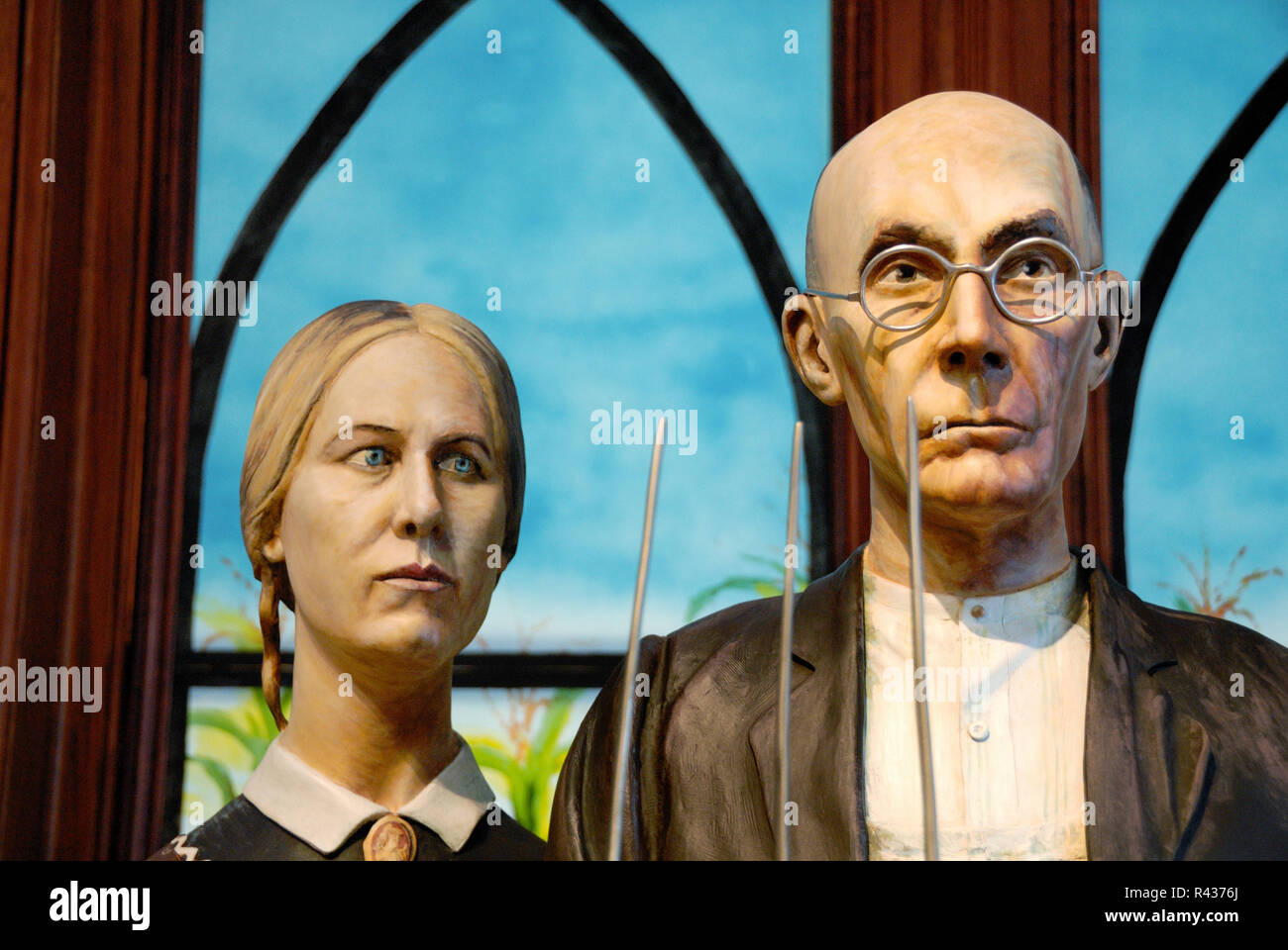 J. Seward Johnson omaggio alla concessione dell'artista del legno "Gotico americano", è parte della mostra le icone sul display al Key West Art e Soci Storici Foto Stock
