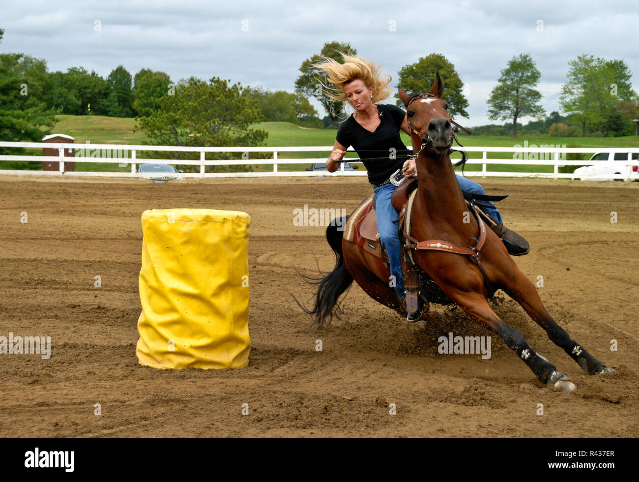 Una donna che guida il suo quarter horse intorno al barrell al NH-HA (Nord Allegheny Cavalieri Association) Penn-Ohio sancita Contest mostra su ECCETTO PONTI Foto Stock