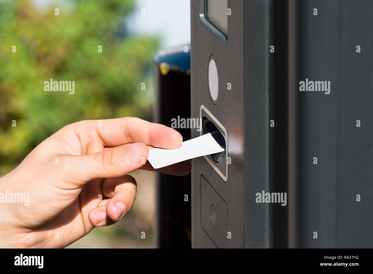 Persona della mano inserire Ticket Foto Stock