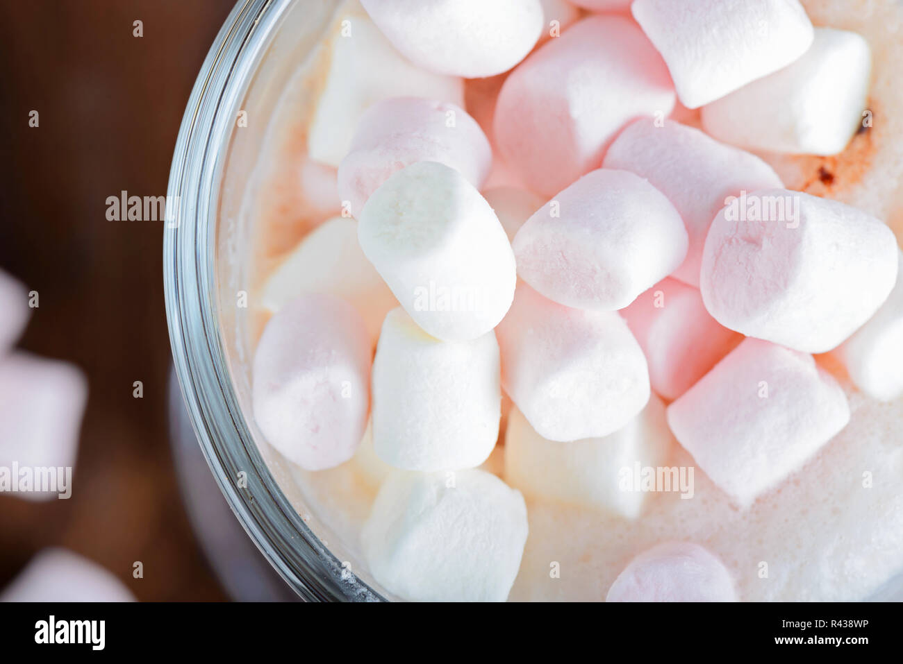 Rosa e Bianco marshmallows in cioccolato caldo Foto Stock