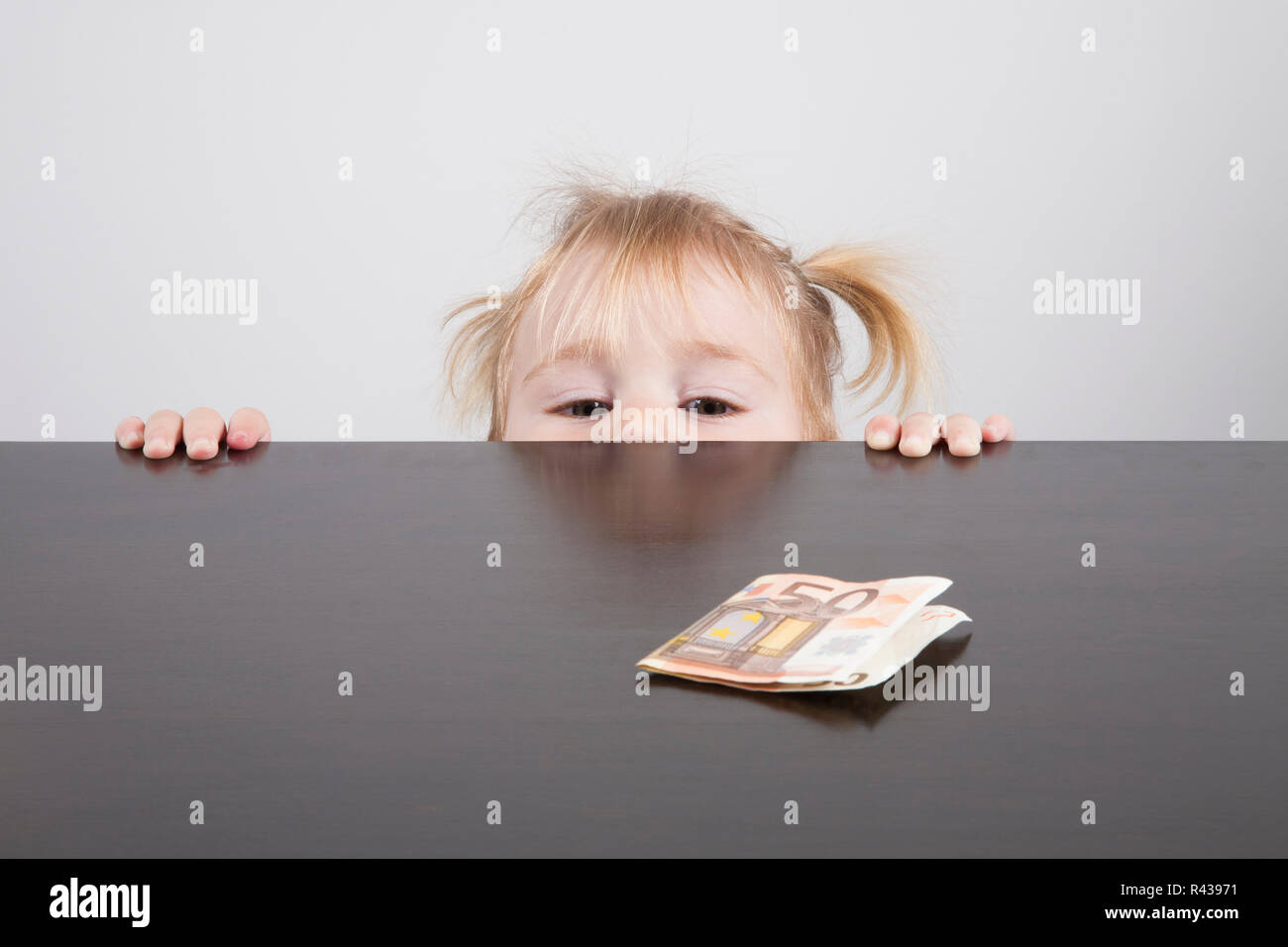 Baby guardando di banconote in euro Foto Stock