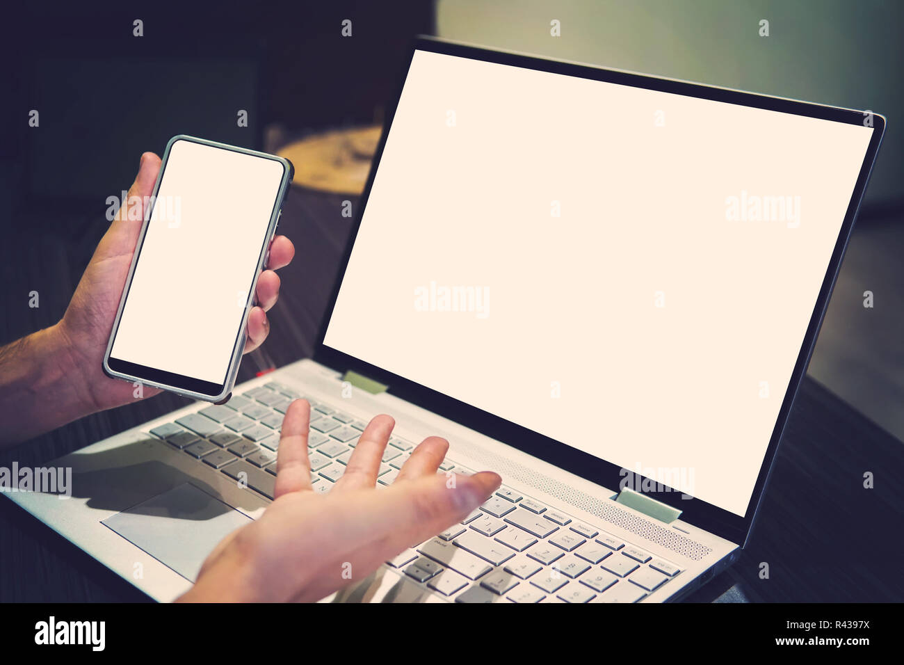 L'uomo stive vuote telefono e esprime frustrazione dovuta alla debole ricezione internet o la perdita di segnale in background per laptop. Poveri il segnale wi-fi pause di lavoro office manager. Problema con la connessione wireless con fedeltà. Foto Stock
