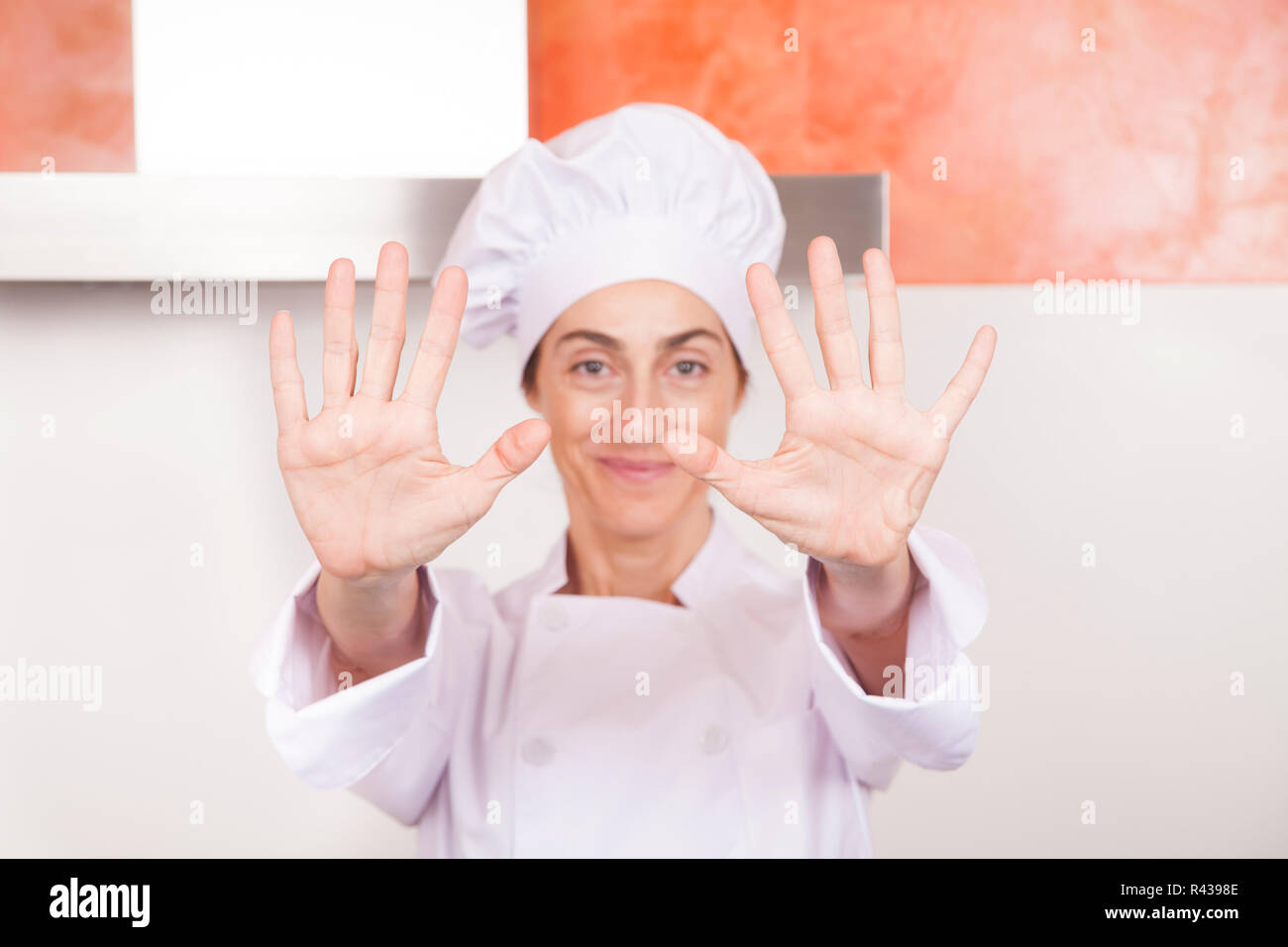 Lo chef donna che mostra le mani Foto Stock