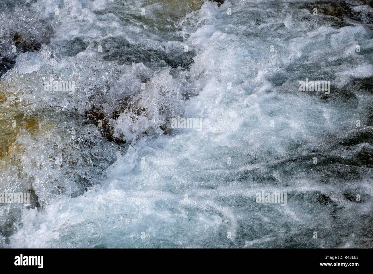 Potente flusso di acqua su pietre, fiume di montagna vicino. Foto Stock