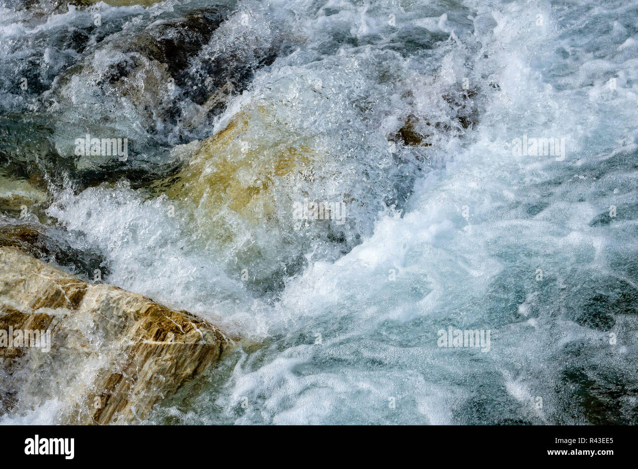 Potente flusso di acqua su pietre, fiume di montagna vicino. Foto Stock