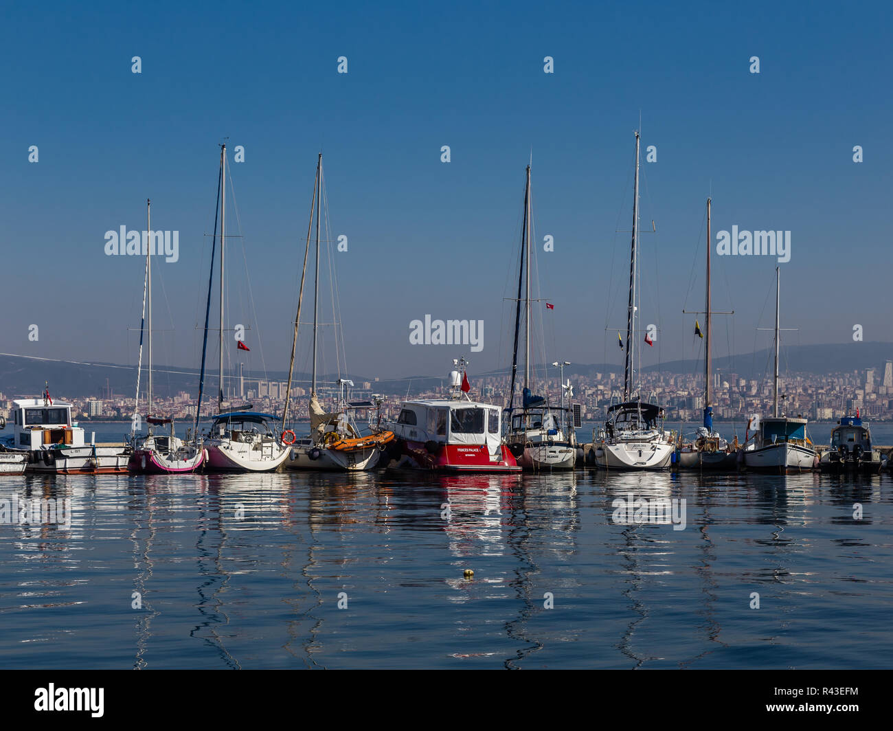 Istanbul, Turchia, 22 Ottobre 2013: fila di barche nel porto a Buyukada, uno dei capi delle isole. Foto Stock