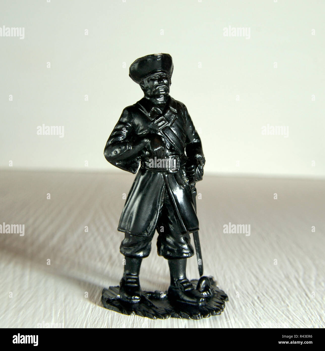 Pirate figurine con una sciabola in plastica stampata da vicino il fuoco selettivo Foto Stock