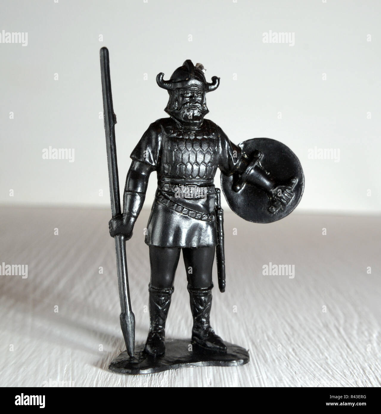 Black viking figurine con la lancia e lo scudo in plastica stampata da vicino il fuoco selettivo Foto Stock