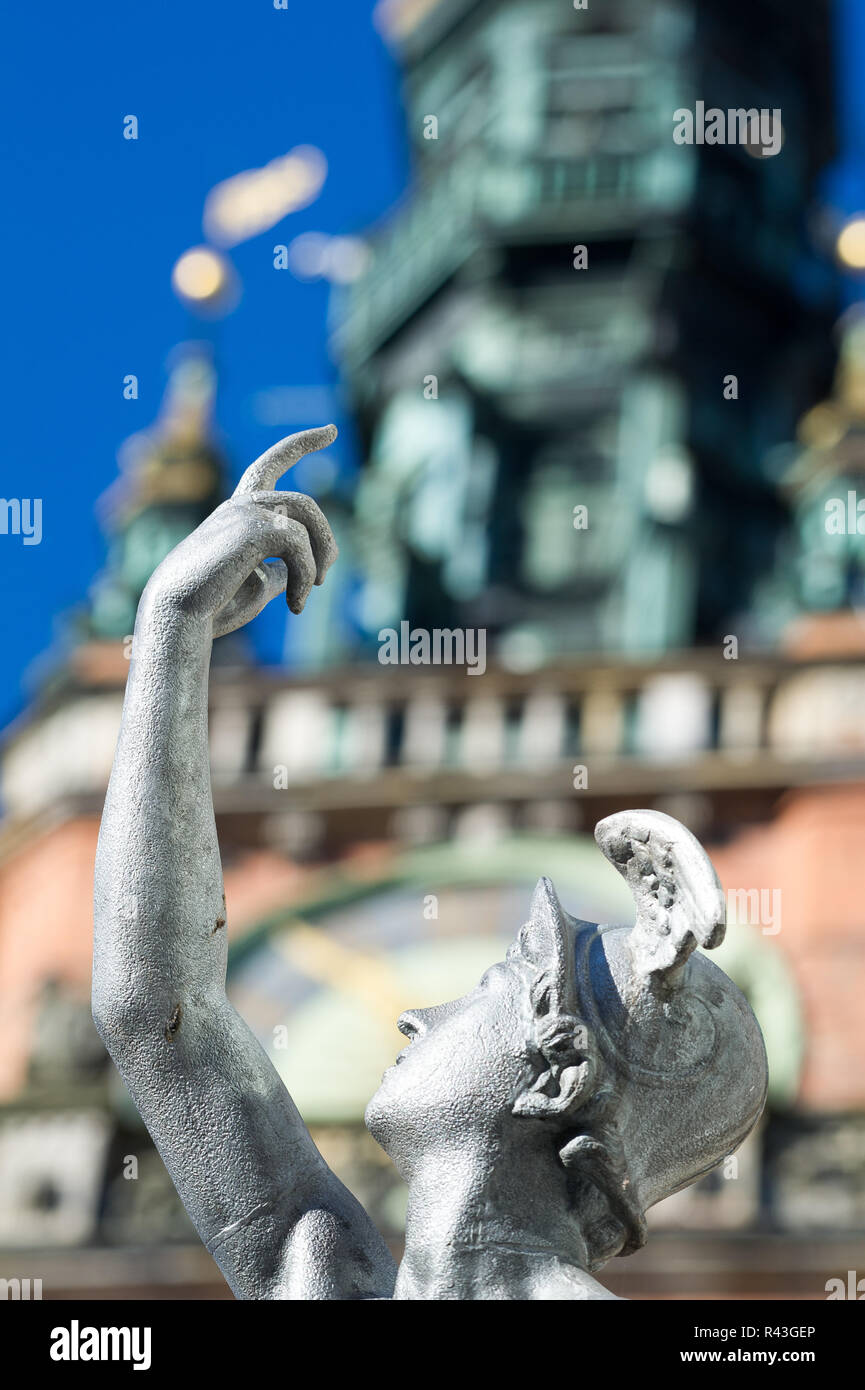 Statua di Mercurio e gotica in mattoni Ratusz Glownego Miasta (Gdansk Municipio principale) su Dlugi Targ (Mercato Lungo) nella città principale nel centro storico di Gdans Foto Stock