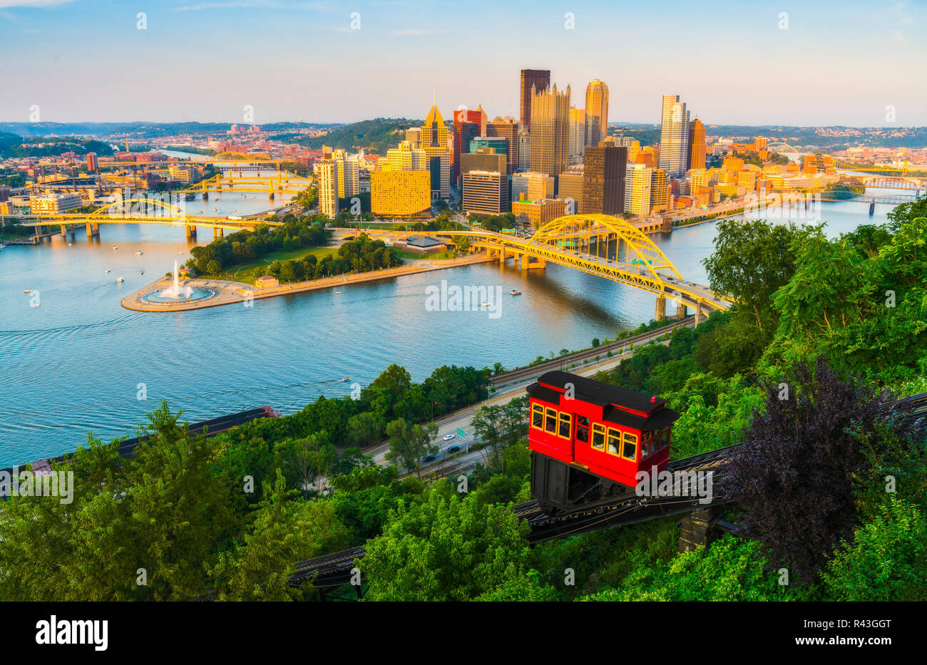 Pittsburgh, Pennsylvania, USA. 2017-08-20, bella pittsburgh al tramonto. Foto Stock