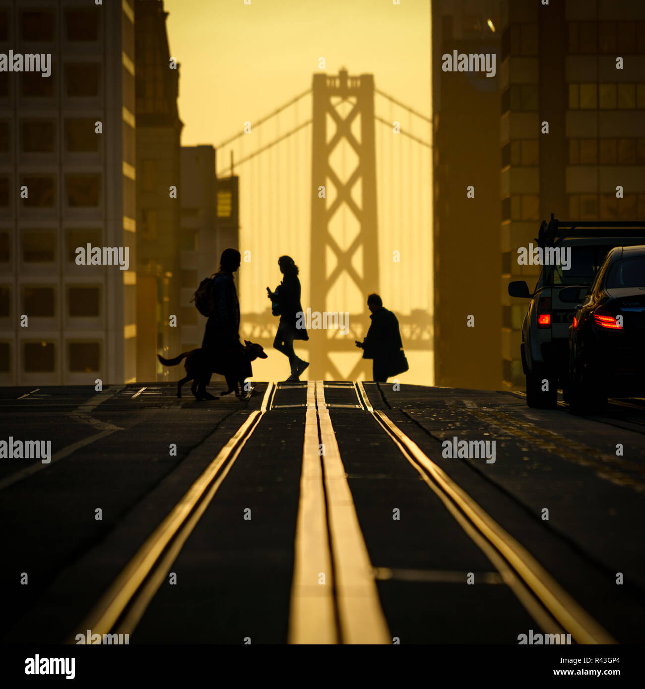 Il Bay Bridge sembra dal centro cittadino di San Francisco, Stati Uniti d'America. Foto Stock
