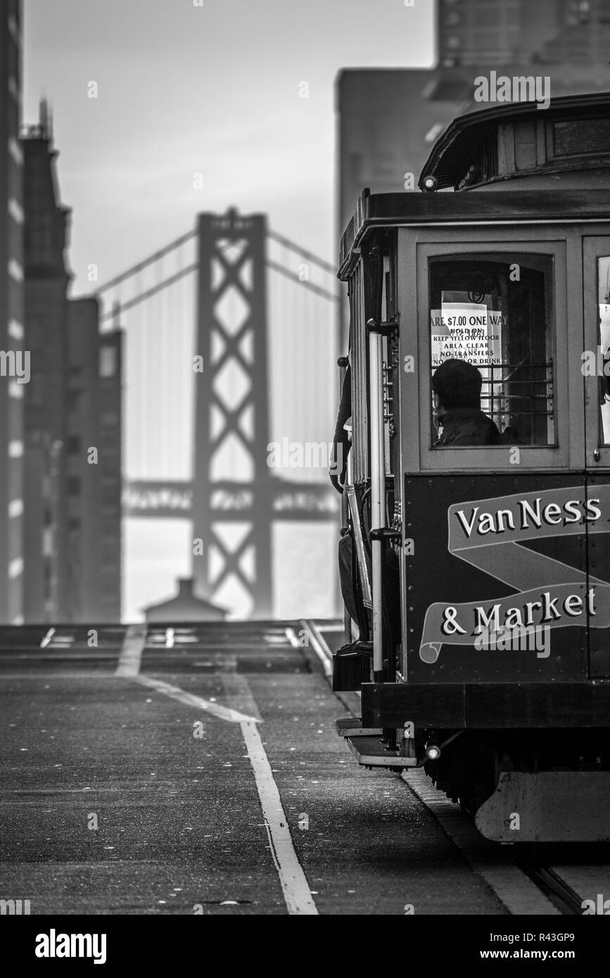 Andare a lavorare all'alba in San Francisco. Oltre ad essere una delle attrazione per turisti in città, le funivie sono un pezzo importante nel Foto Stock