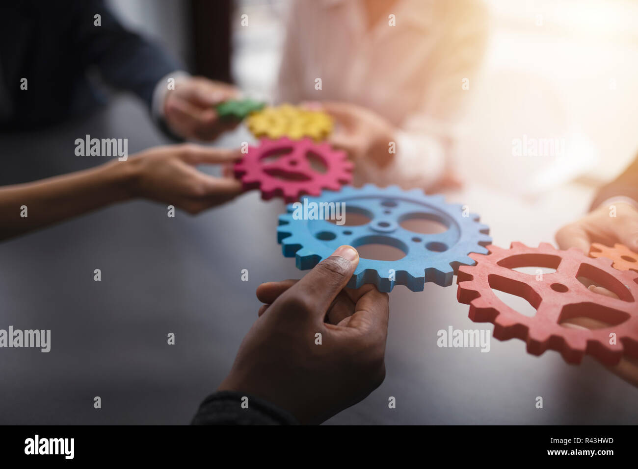 Il team di Business Collegare pezzi di ingranaggi. Il lavoro di squadra, il partenariato e il concetto di integrazione Foto Stock