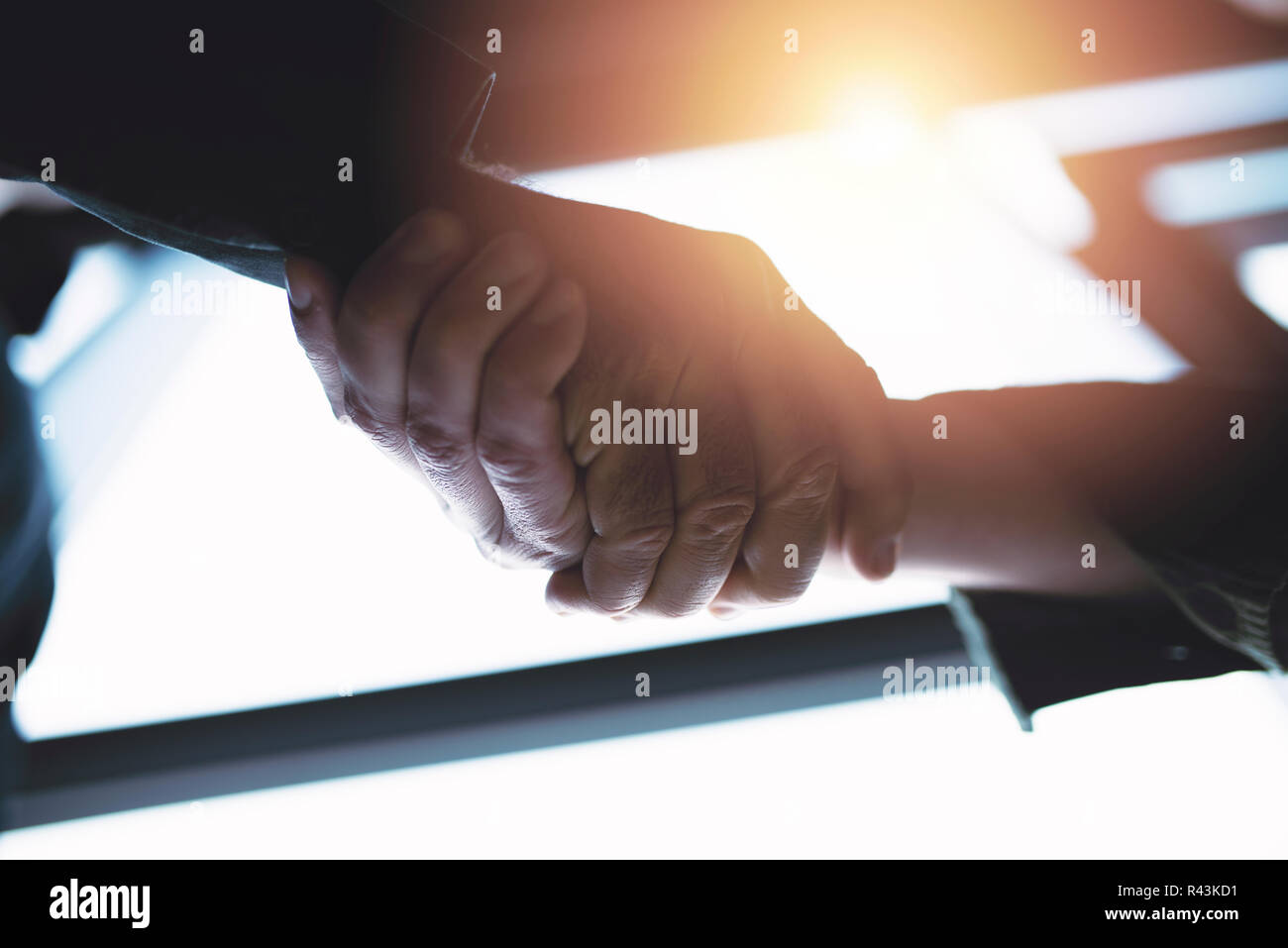 Handshaking persona business in ufficio con effetto di rete. concetto di partnership e il lavoro di squadra Foto Stock