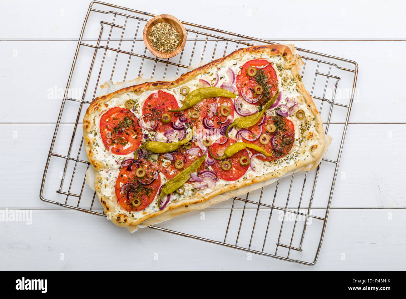 Spicy tarte flambÃ©e con salsiccia per pizza e olive Foto Stock