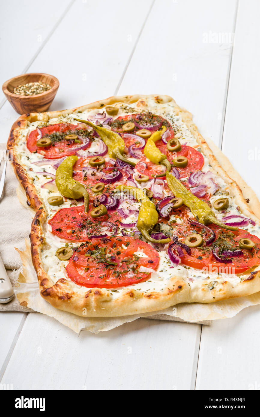 Spicy tarte flambÃ©e con salsiccia per pizza e olive Foto Stock