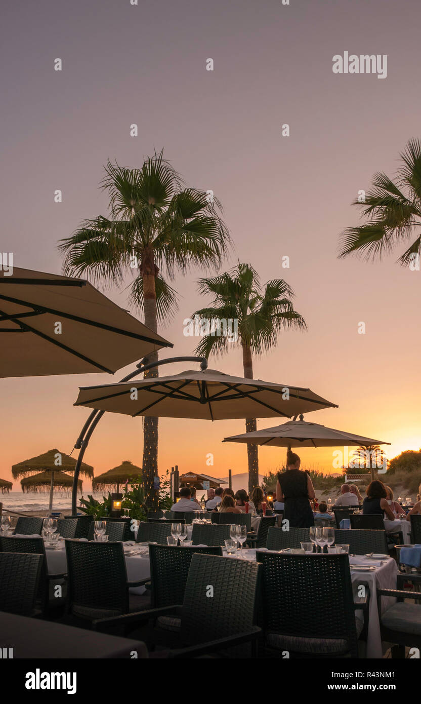 Al di fuori di cenare al tramonto sulla spiaggia di Marbella, Spagna. Foto Stock