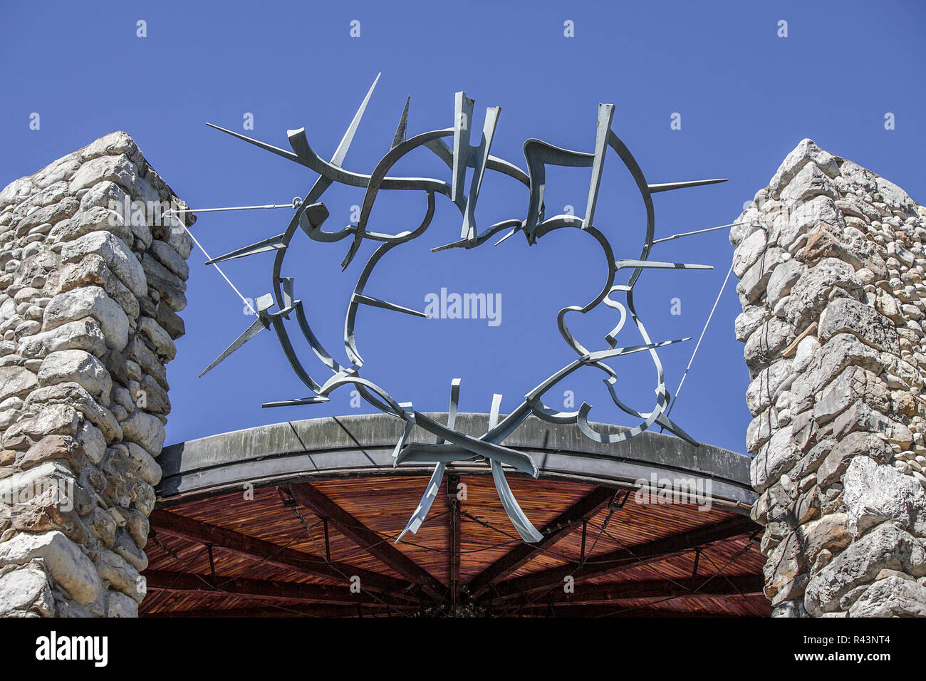 Entro il limite del campo di concentramento di Dachau in Germania, visto qui è una scultura sulla Chiesa cattolica dell'agonia mortale di Cristo. Foto Stock