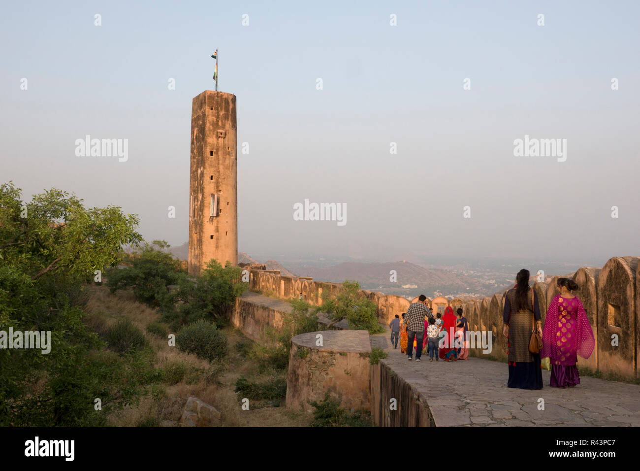 Le persone che visitano Jaigarh Fort (Diya Burj) a Jaipur, Rajasthan, India Foto Stock