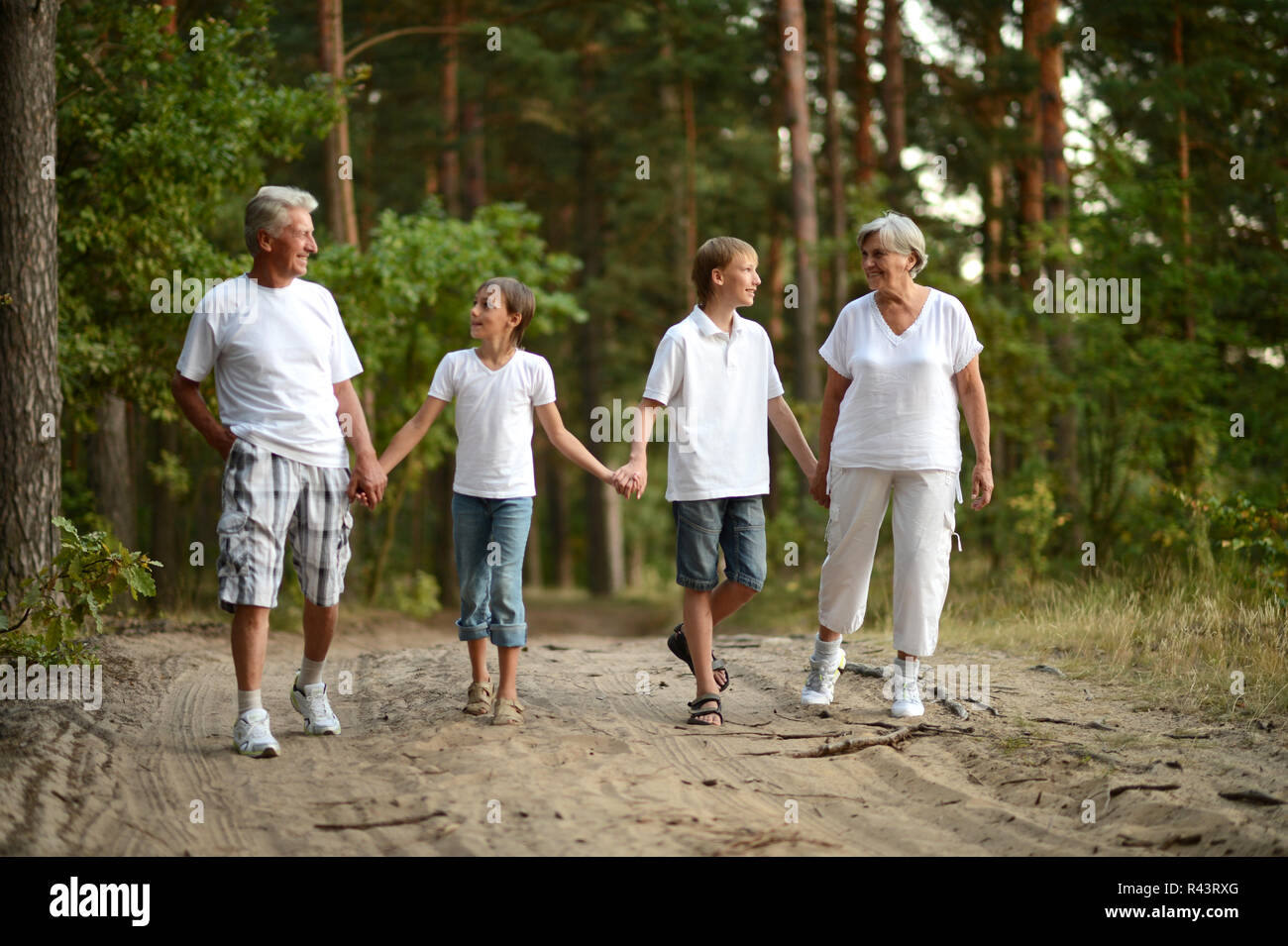 Allegri Ragazzi con i suoi nonni divertendosi Foto Stock
