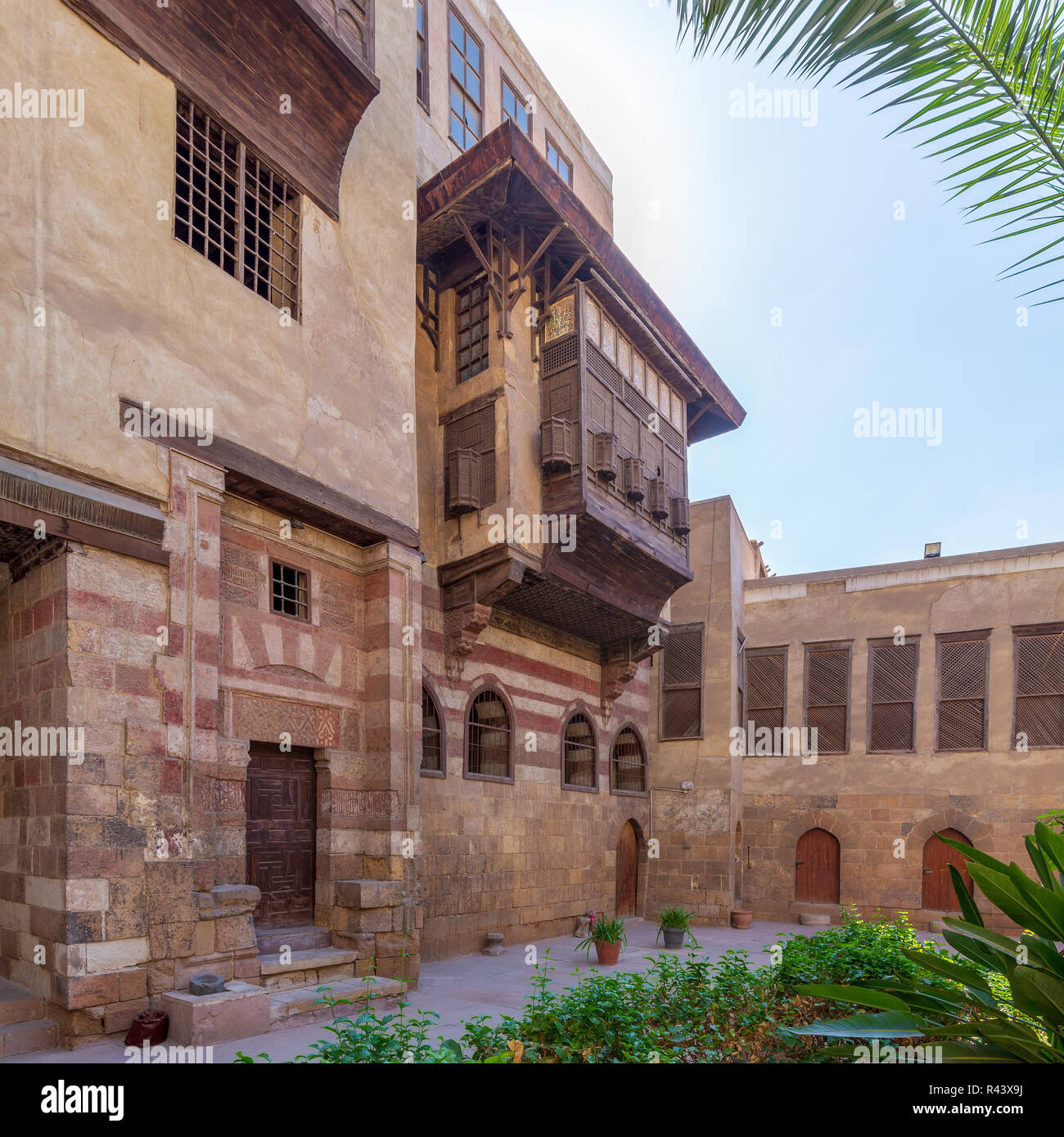 Cortile di El Razzaz Mamluk epoca storica casa, situata a Darb Al-Ahmar distretto, vecchio Cairo, Egitto Foto Stock