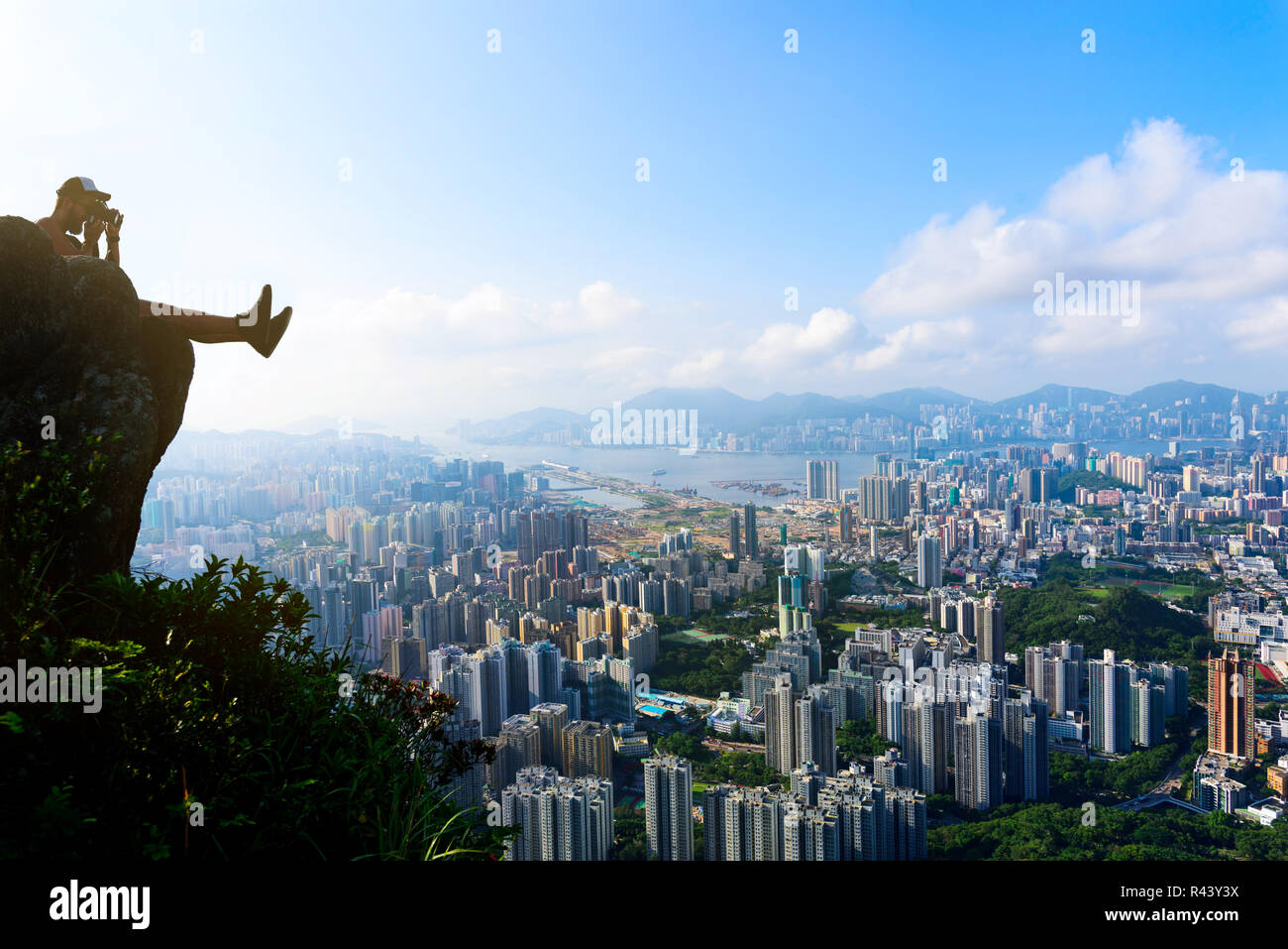 L'uomo prendendo la foto di un Hong Kong cityscape vista dal Lion rock Foto Stock