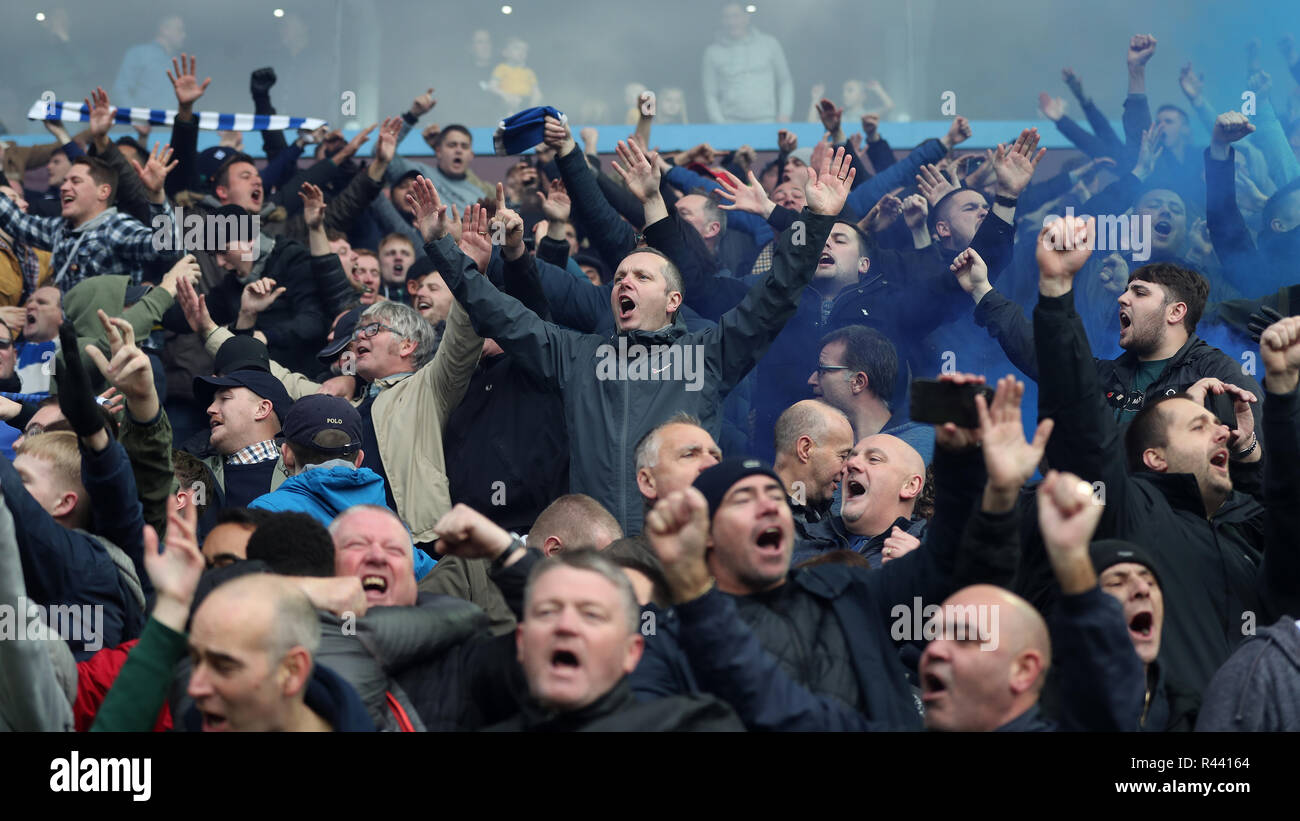 Birmingham City fans di celebrare il primo obiettivo durante il cielo di scommessa match del campionato a Villa Park, Birmingham. Foto Stock