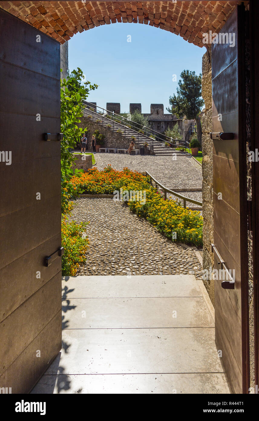 Il medievale castello scaligero di Malcesine sul lago di Garda, Verona, Italia.Il vecchio castello scaligero è una delle principali attrazioni turistiche Foto Stock