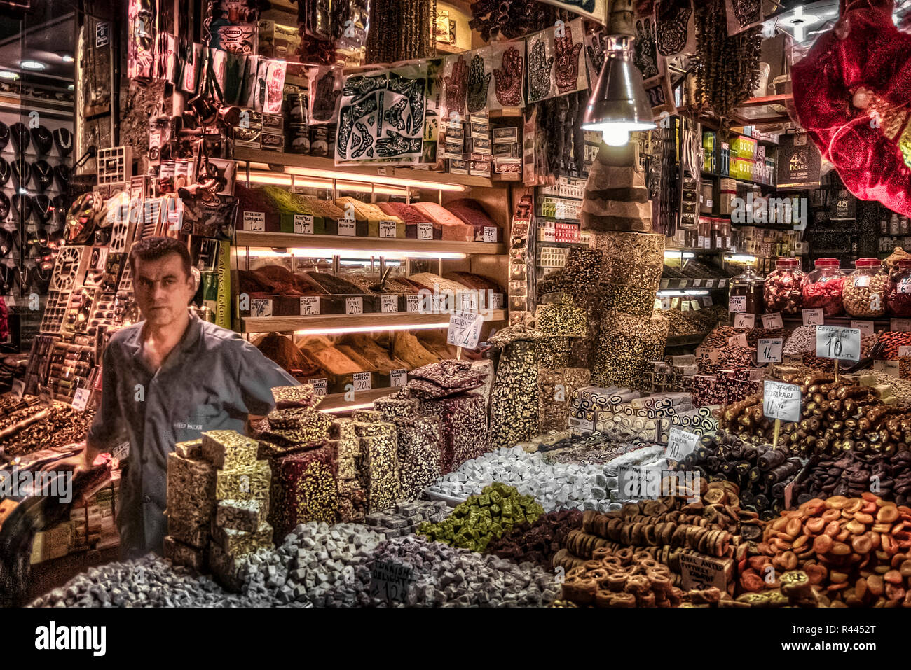 Un venditore in hist shop nel bazaar egiziano (Mercato delle Spezie) di Istanbul Foto Stock