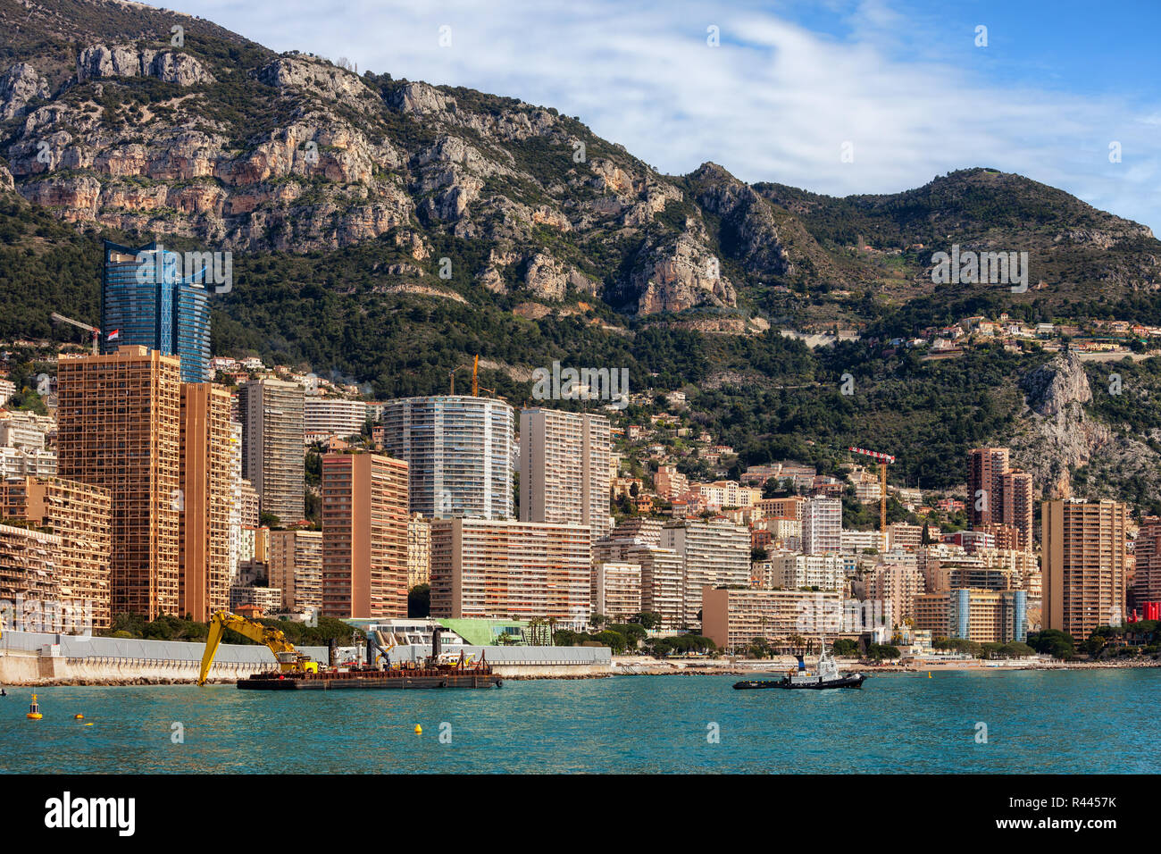 Principato di Monaco dal mare, appartamento torri, i blocchi di appartamenti, costiere architettura residenziale. Foto Stock