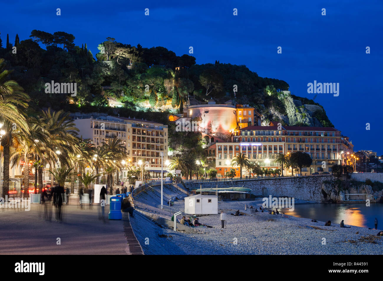 Città di Nizza di notte in Francia, la spiaggia e il lungomare, vista da Castle Hill, Riviera Francese (Cote d'Azur) pittoresco litorale. Foto Stock