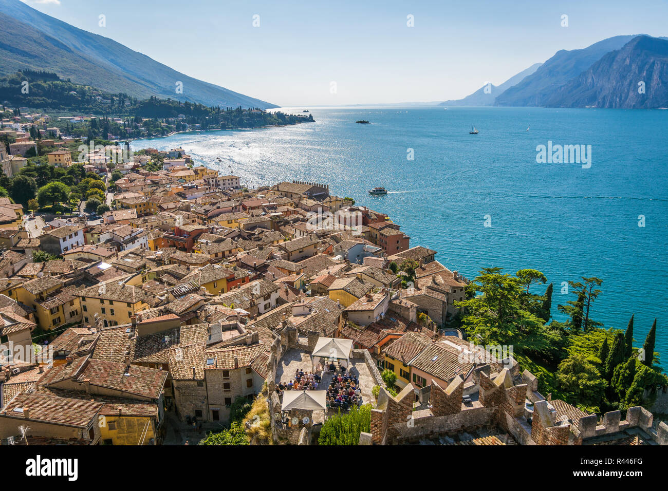 Vista sul Lago di Garda sopra i tetti di tegole di Malcesine, Lago di Garda, Italia, della Regione del Veneto dell'Italia. Vista aerea, vista dall'alto Foto Stock