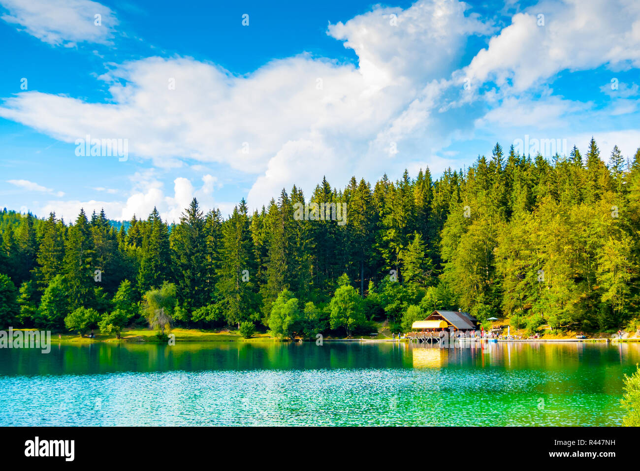 Vista del capanno sul lago inferiore a Fusine, Tarvisio, Friuli, Italia Foto Stock
