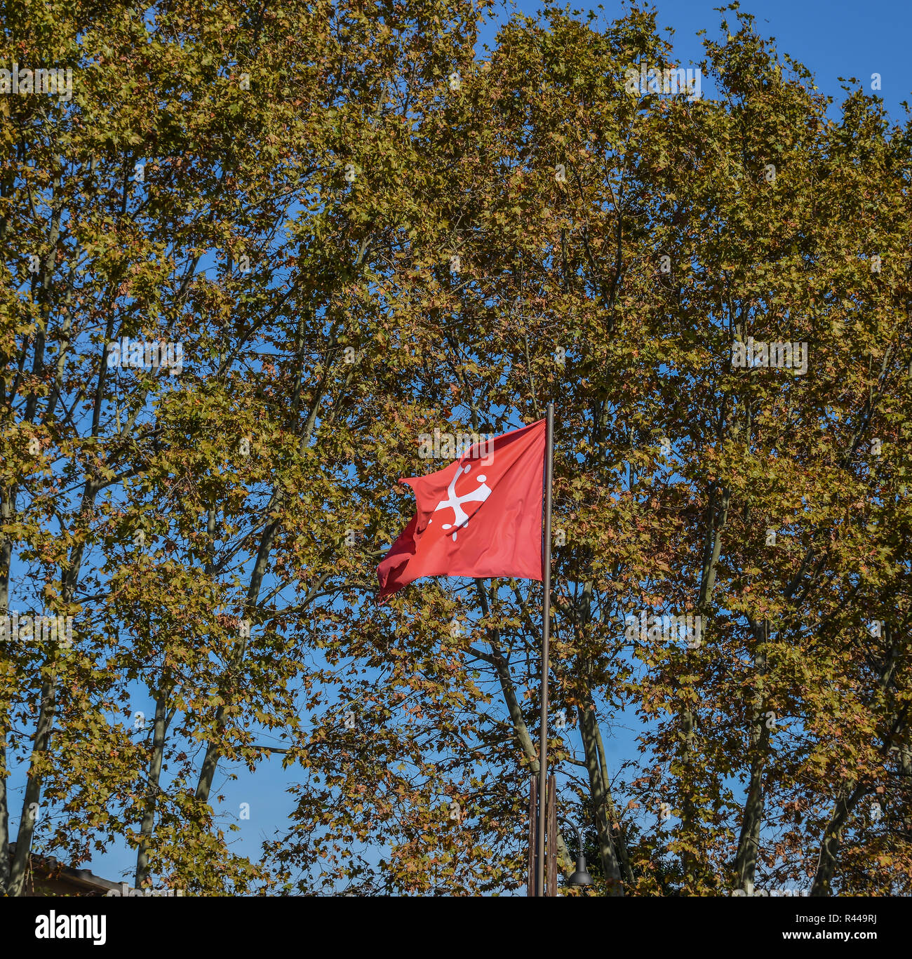 Repubblica di Pisa vecchia bandiera rossa con una croce bianca, una delle  più potenti antica repubblica marinara nel Mediterraneo durante il Medioevo  Foto stock - Alamy