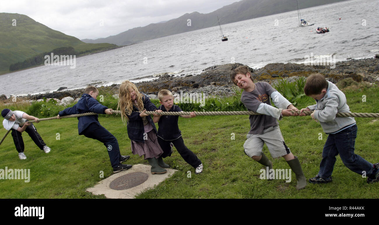 I ragazzi di Knoydart prendere il ceppo al rimorchiatore di guerra come parte del Gala Knoydart giorno su una penisola a nord ovest Highlands della Scozia. Questa remota comunità può essere raggiunta solo in barca o a piedi. Foto Stock