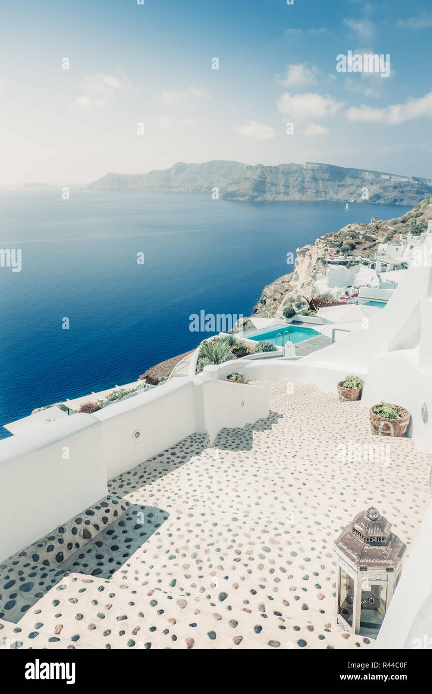 Vista panoramica delle case di brillanti e percorso in un romantico villaggio cicladico a Santorini, Grecia, Europa Foto Stock