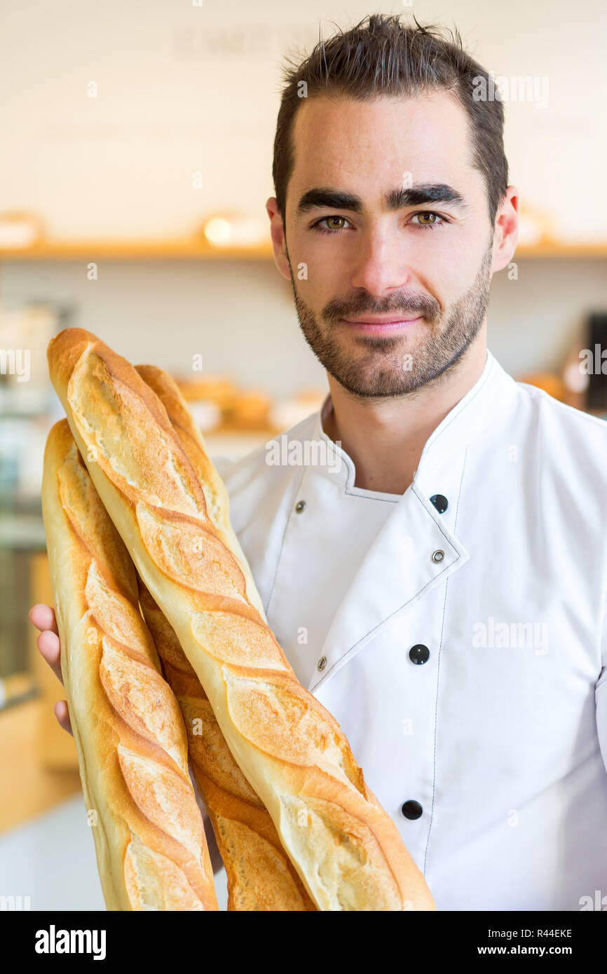 Giovani attarctive baker lavora presso la panetteria Foto Stock