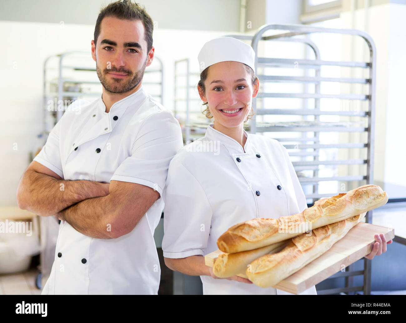 Team di fornai lavorando presso la panetteria Foto Stock