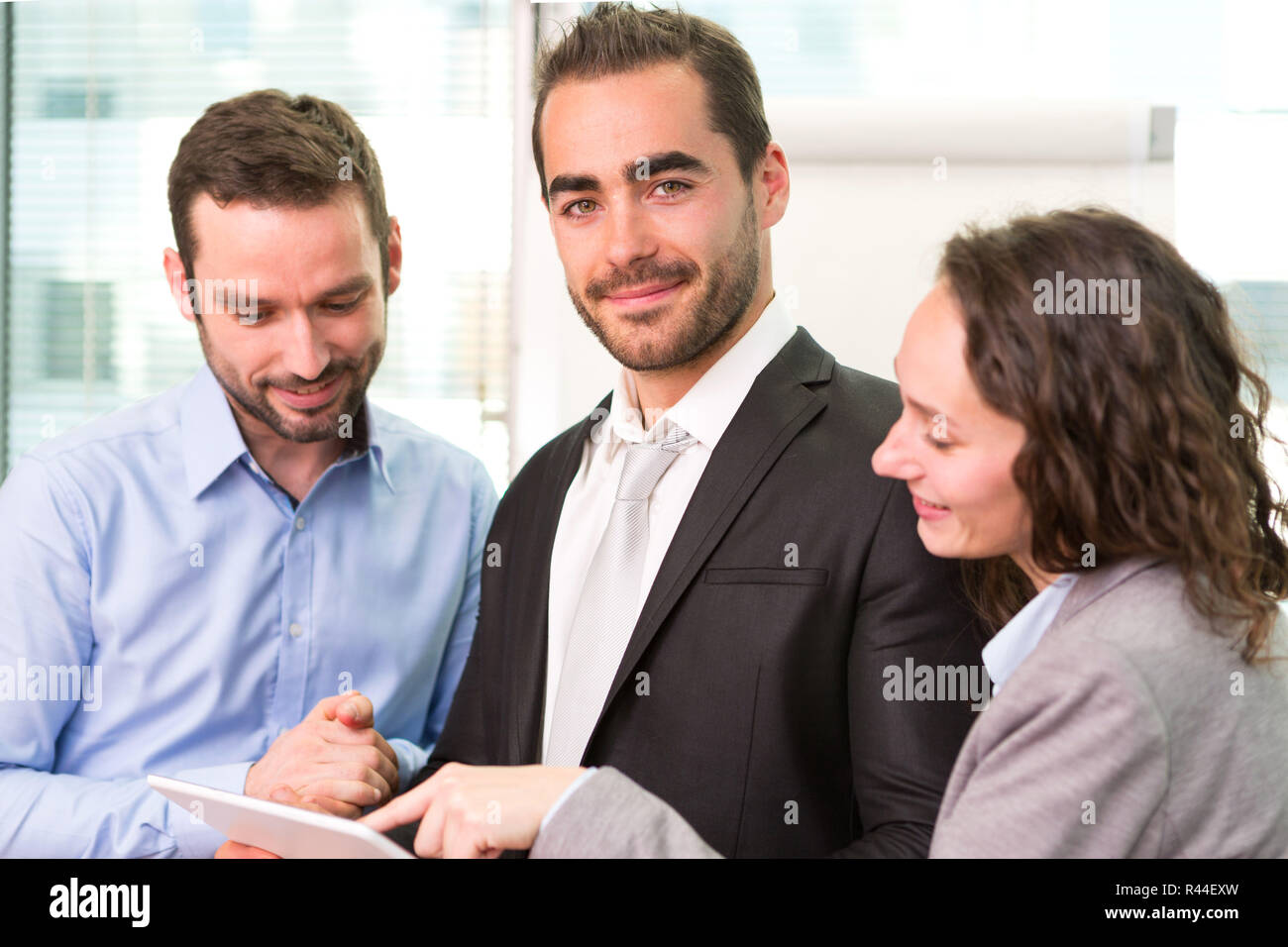 Gruppo di soci aziendali che lavorano insieme in ufficio Foto Stock